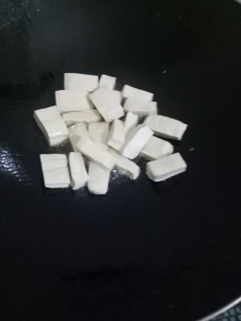 洋葱豆腐炒肉的做法步骤：2