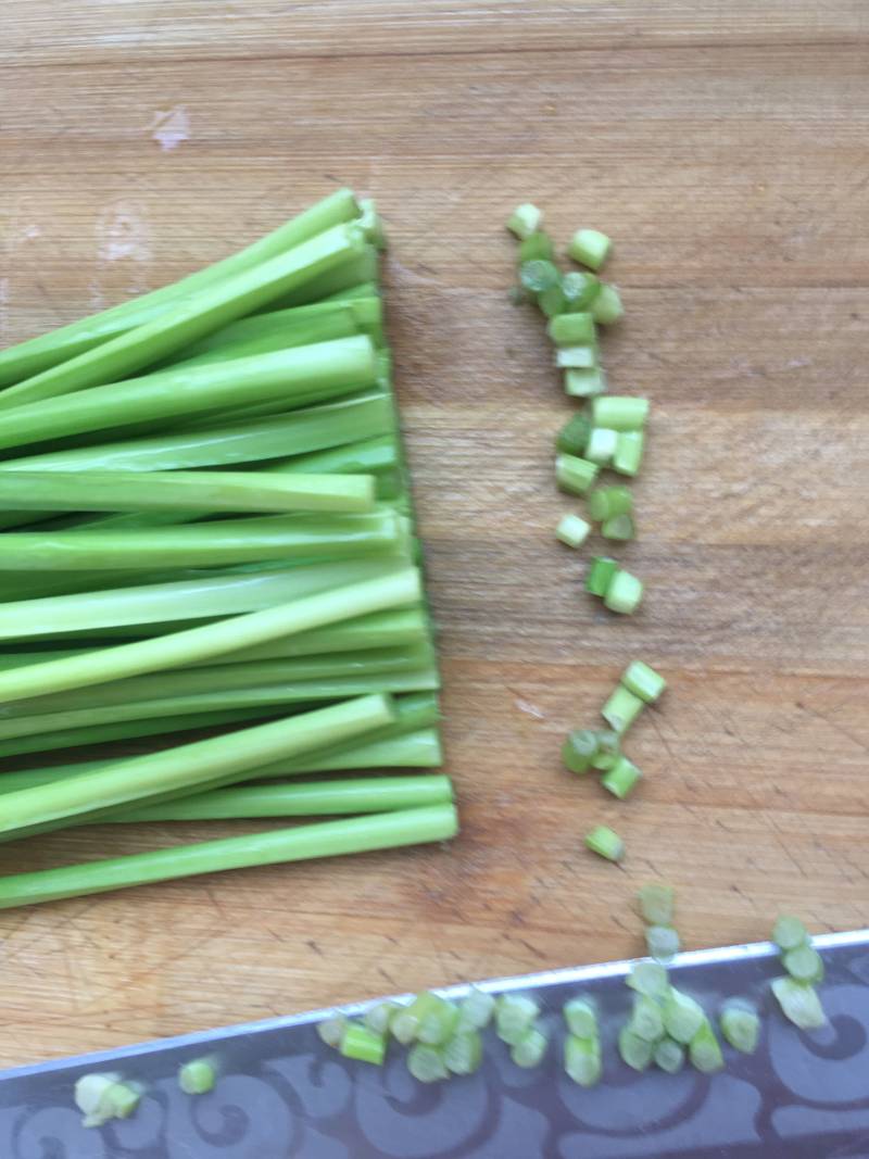 韭菜苔炒花肉的做法步骤：2