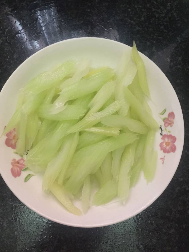 芹菜炒火腿肠的做法步骤：4