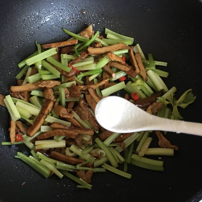 芹菜炒豆干的做法步骤：9