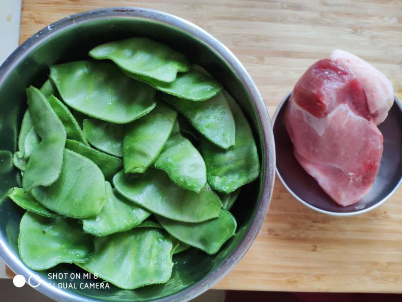 快手小炒菜 猪耳豆炒肉丝的做法步骤：1