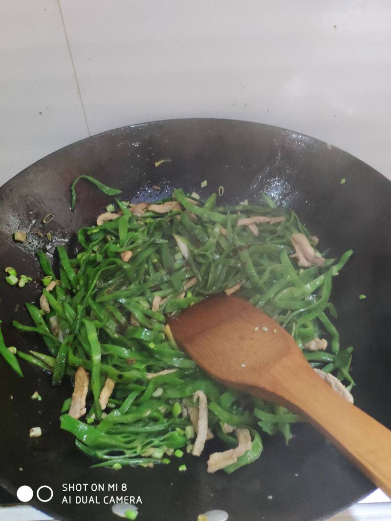 快手小炒菜 猪耳豆炒肉丝的做法步骤：6