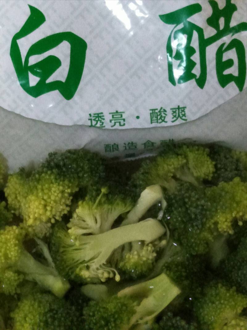 西兰花炒黄豆芽的做法步骤：2