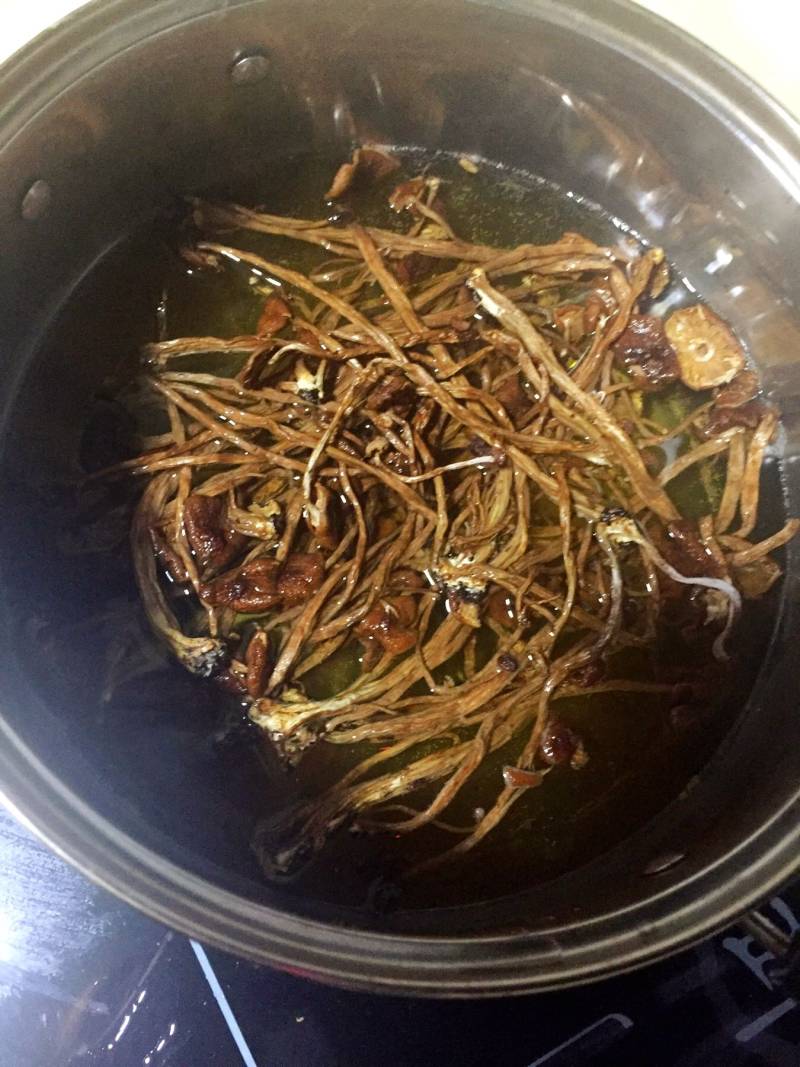 腊肉炒茶树菇的做法步骤：1