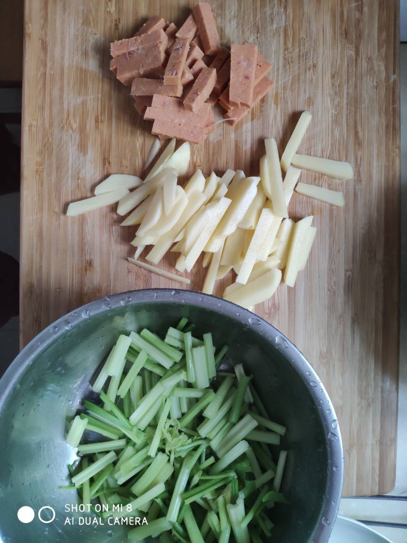 快手小炒   午餐肉芹菜土豆的做法步骤：1