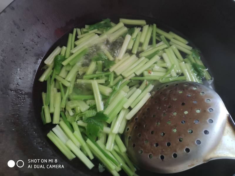 快手小炒   午餐肉芹菜土豆的做法步骤：2