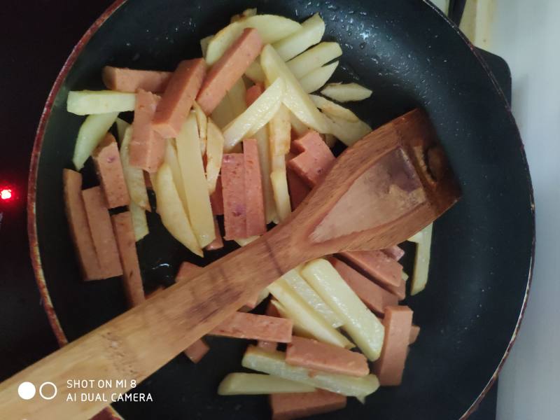 快手小炒   午餐肉芹菜土豆的做法步骤：4