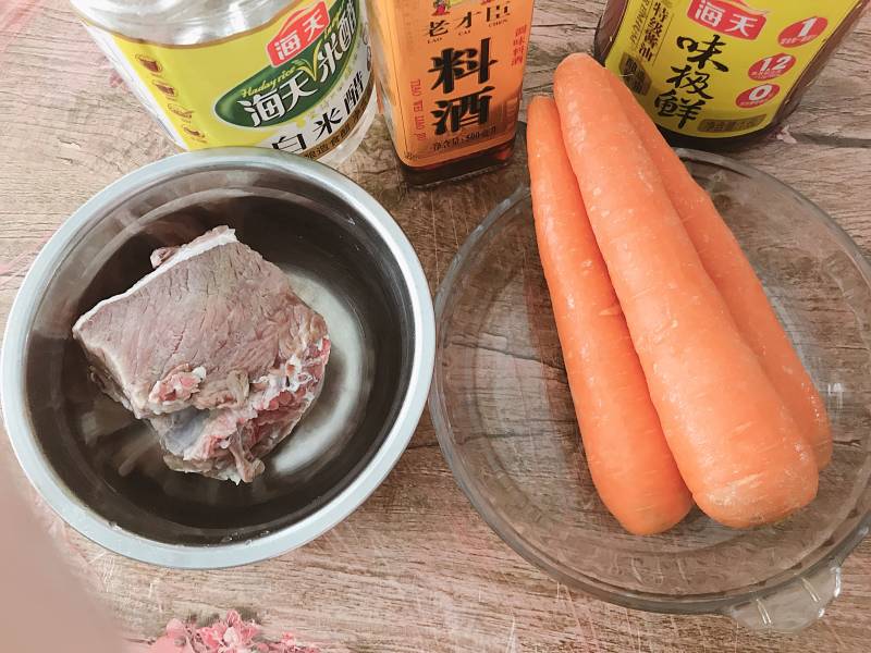 胡萝卜烧牛肉的做法步骤：1