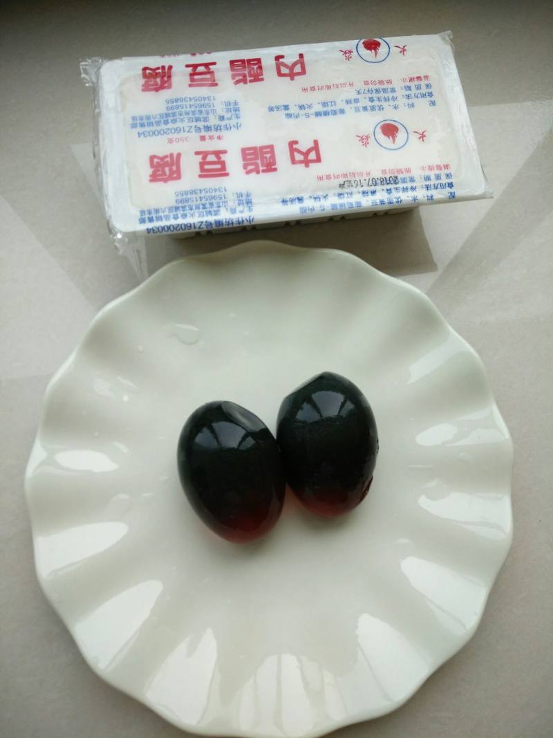 皮蛋豆腐的做法步骤：1