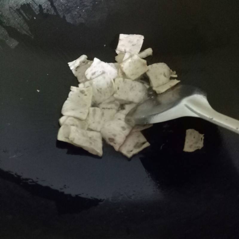 青椒炒肉卷的做法步骤：3