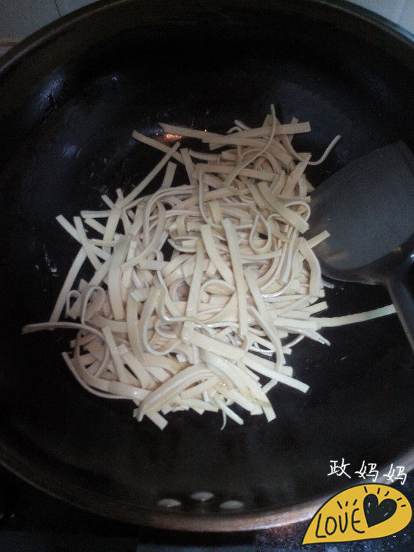 豆腐皮炒韭菜的做法步骤：3