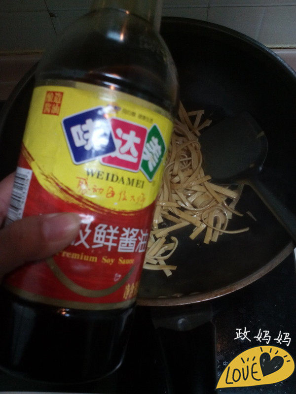 豆腐皮炒韭菜的做法步骤：4