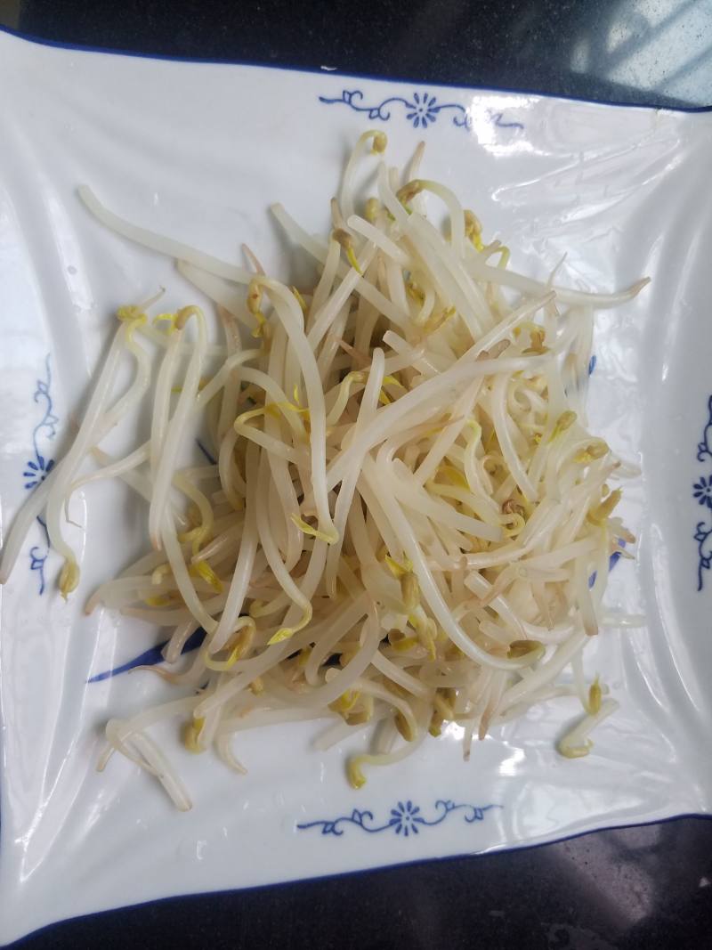 豆芽炒肉的做法步骤：3