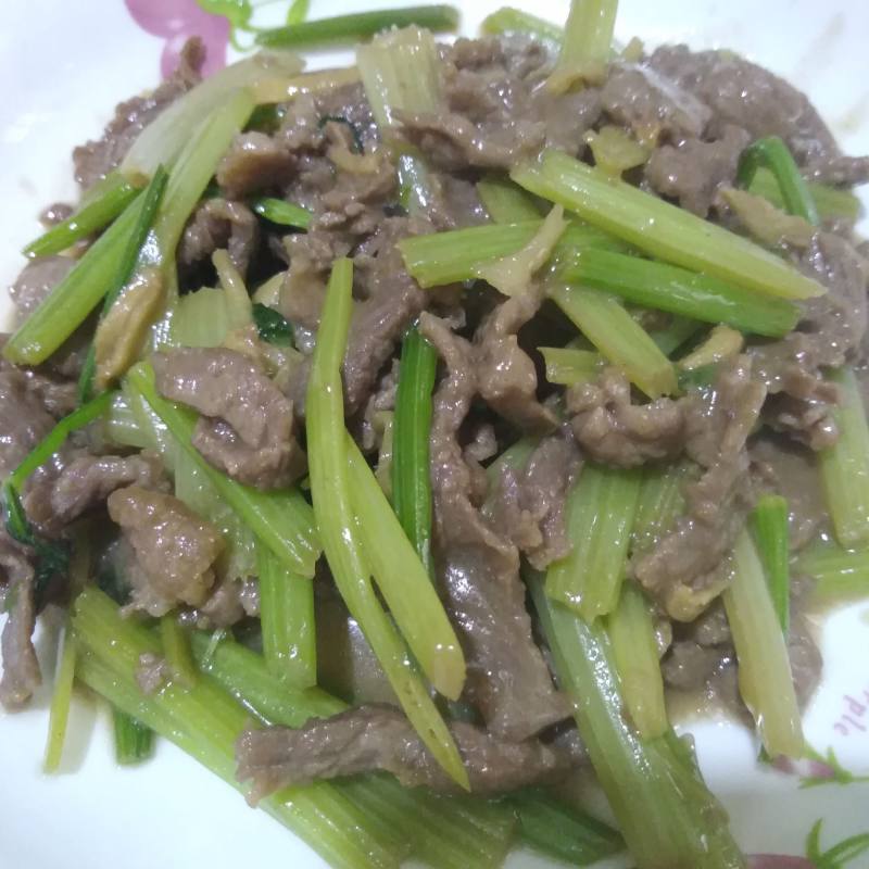 芹菜炒牛肉的做法步骤：6