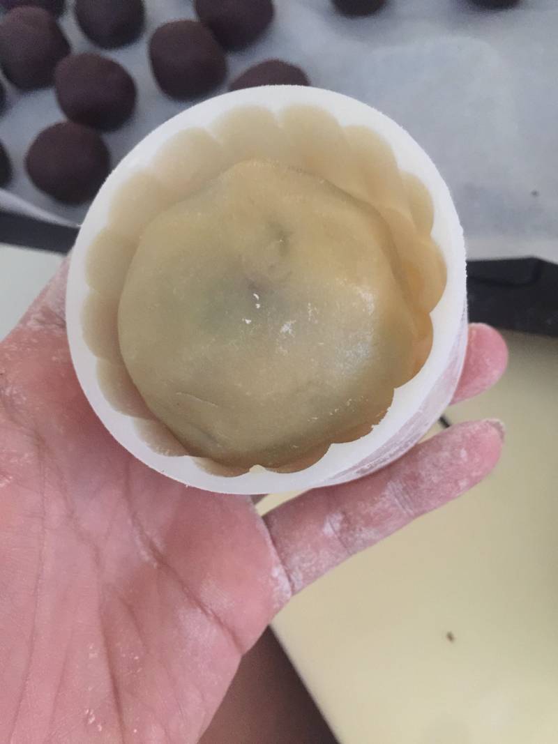 红豆沙蛋黄月饼的做法步骤：10