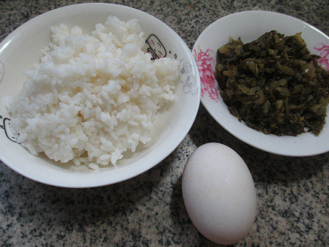 鸭蛋雪菜炒饭的做法步骤：1