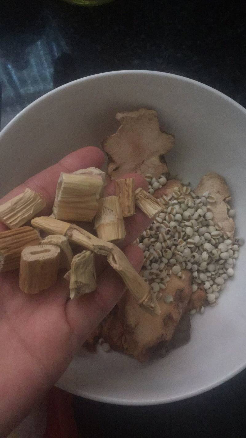 土茯苓薏米扇骨汤的做法步骤：1