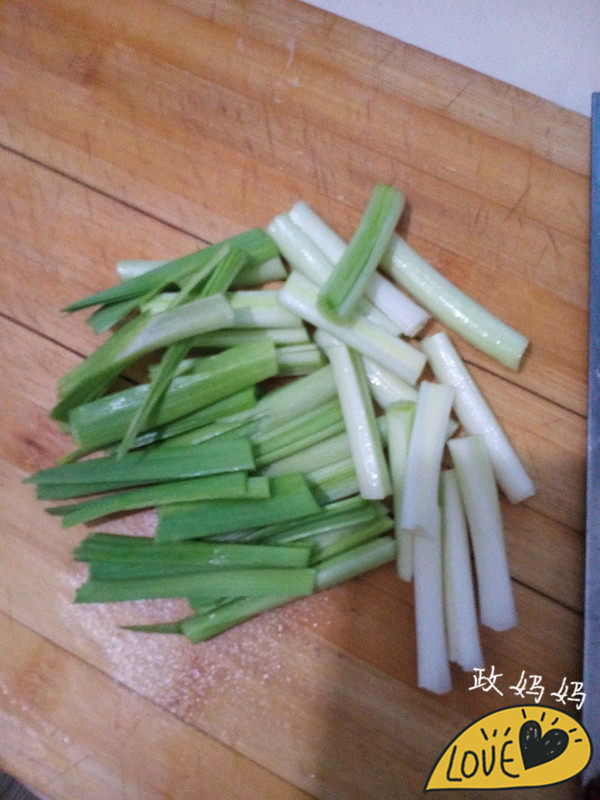 蒜苗炒蘑菇的做法步骤：3