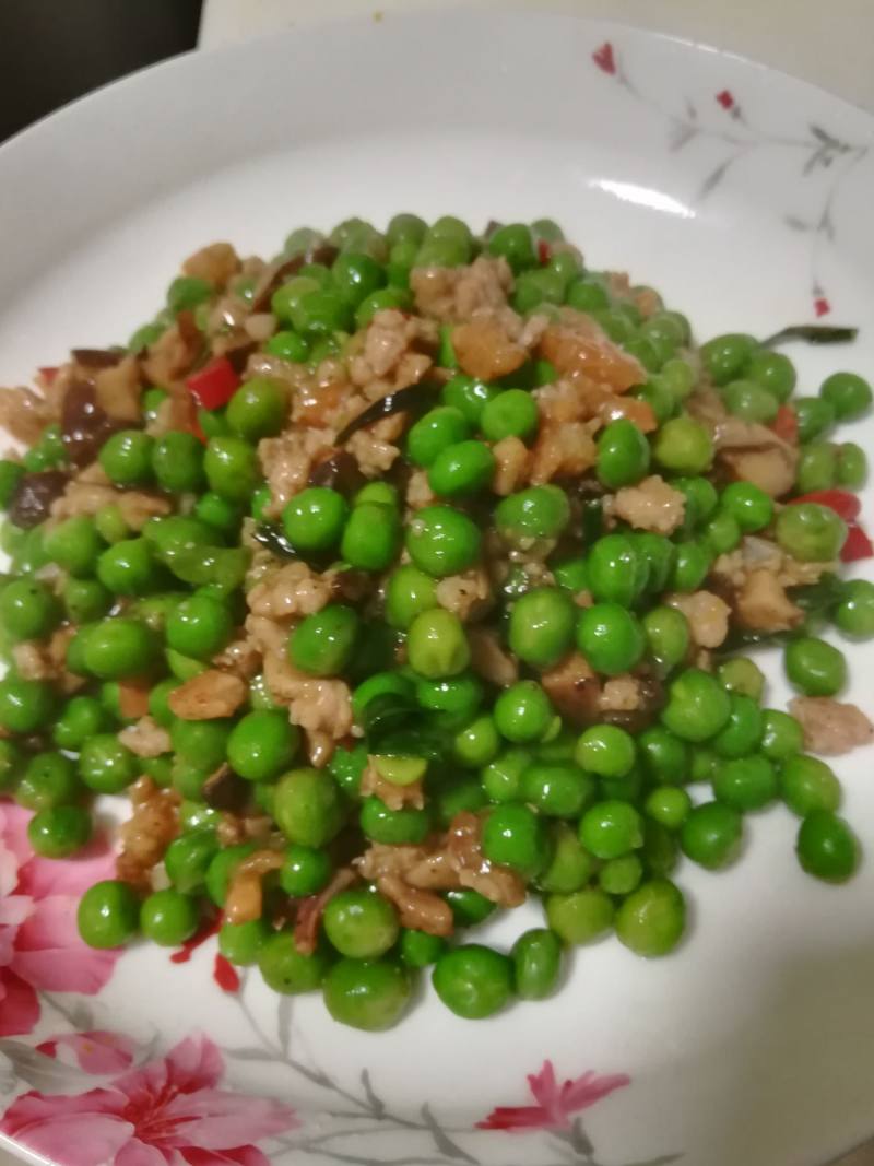 尤鱼香菇肉碎炒青豆的做法步骤：4