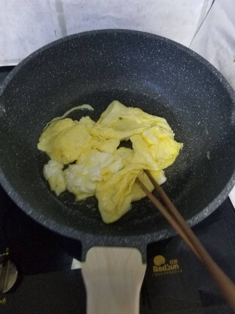 韭菜鸡蛋骨汤烩饼的做法步骤：2