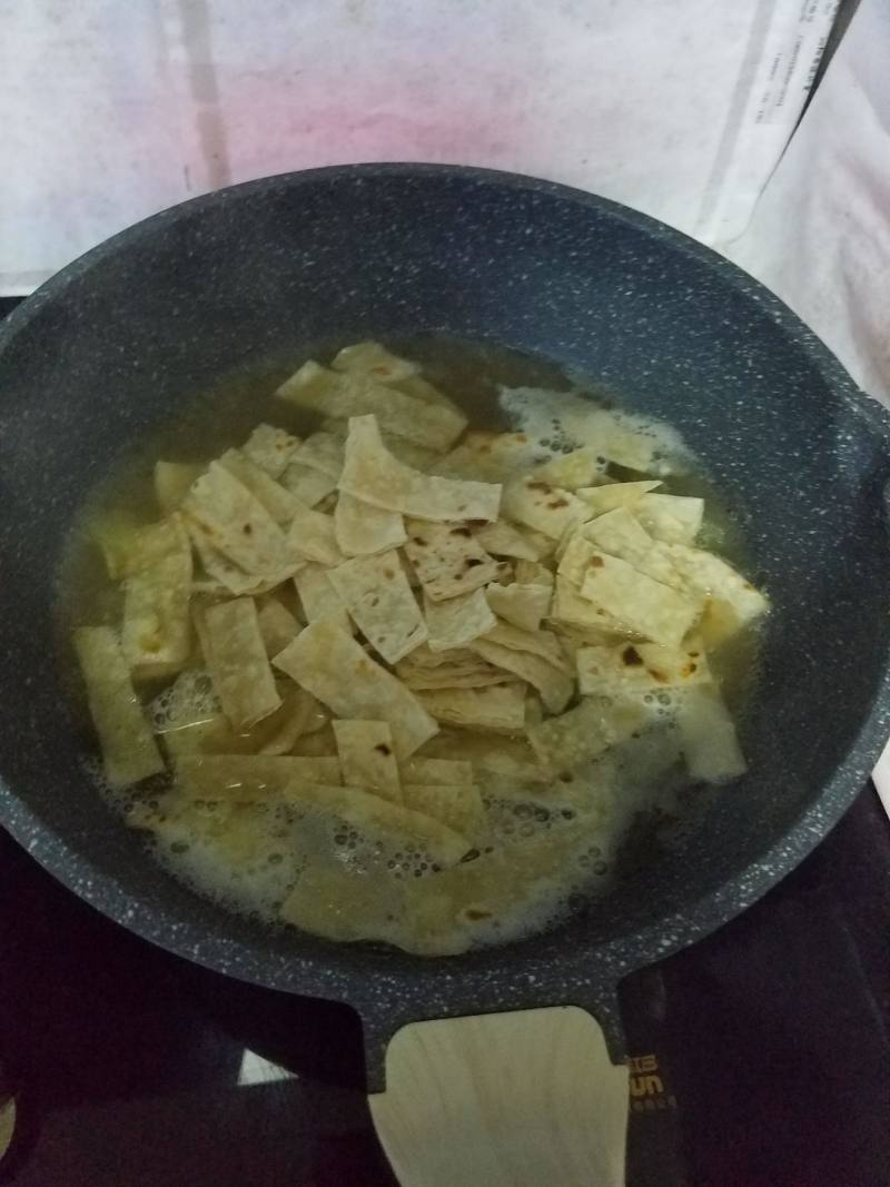 韭菜鸡蛋骨汤烩饼的做法步骤：3