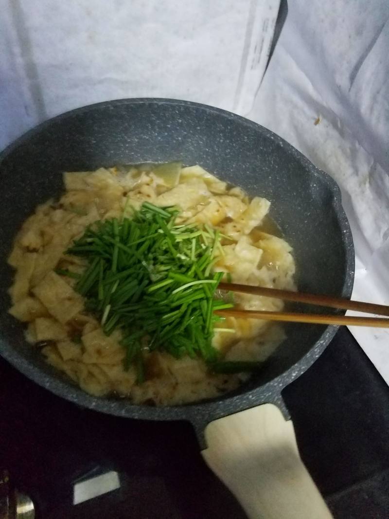 韭菜鸡蛋骨汤烩饼的做法步骤：4