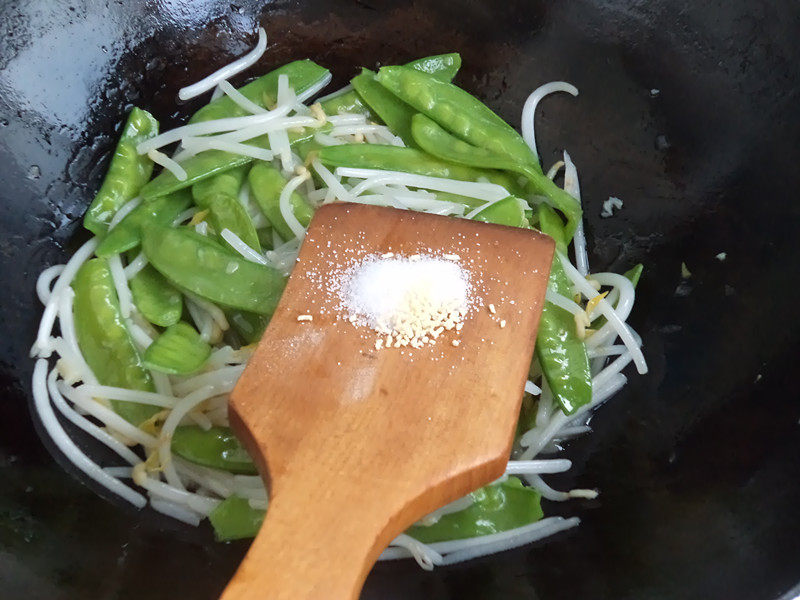 豆芽菜炒荷兰豆的做法步骤：8