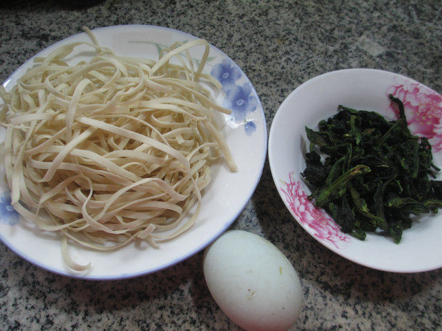 鸭蛋菜芯干煮面的做法步骤：1