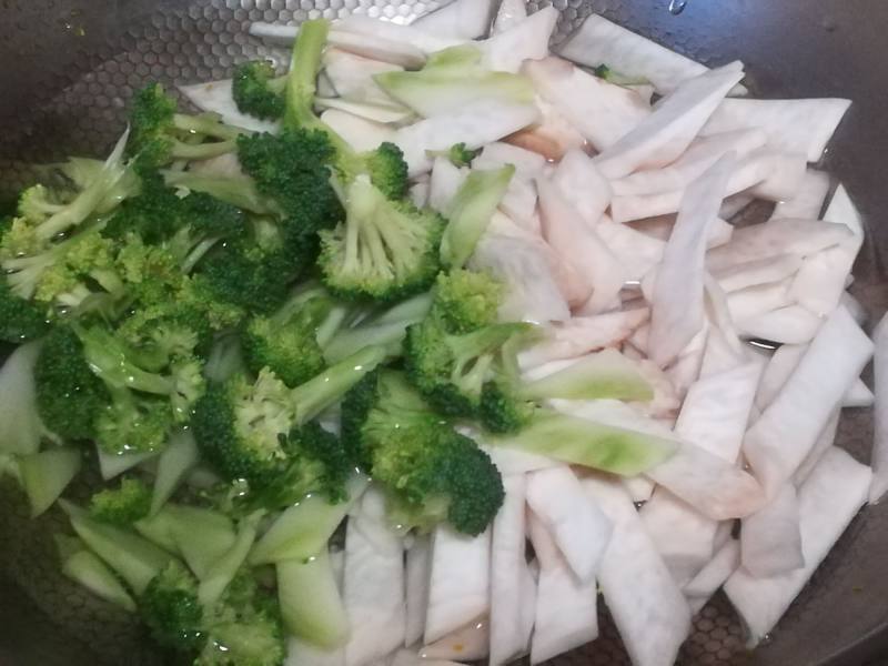 鸡胸肉炒西兰花杏鲍菇胡萝卜的做法步骤：5