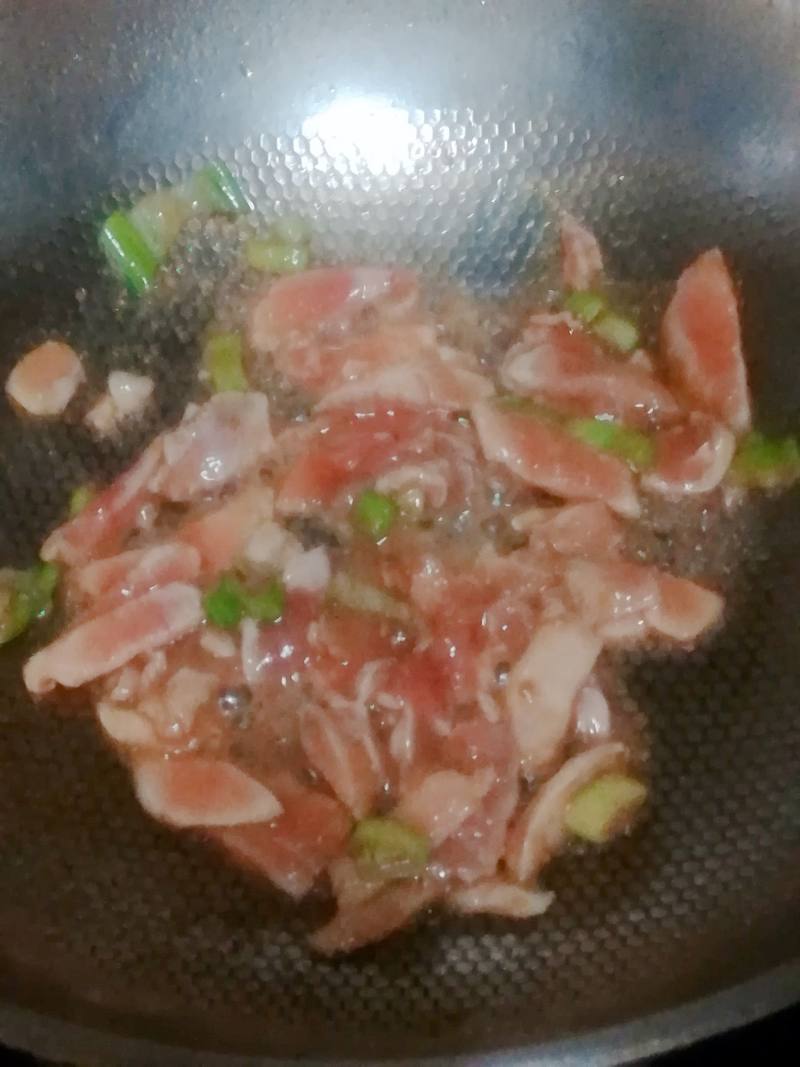 鸡胸肉炒西兰花杏鲍菇胡萝卜的做法步骤：6