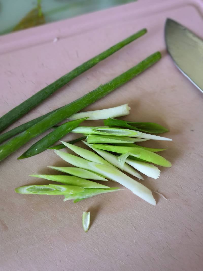 家常菜～豆干鸡蛋干炒芹菜的做法步骤：4