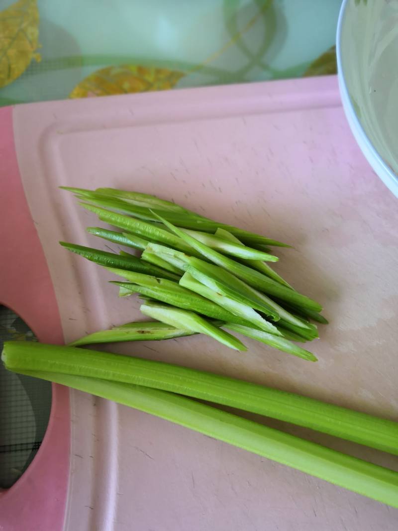 家常菜～豆干鸡蛋干炒芹菜的做法步骤：5