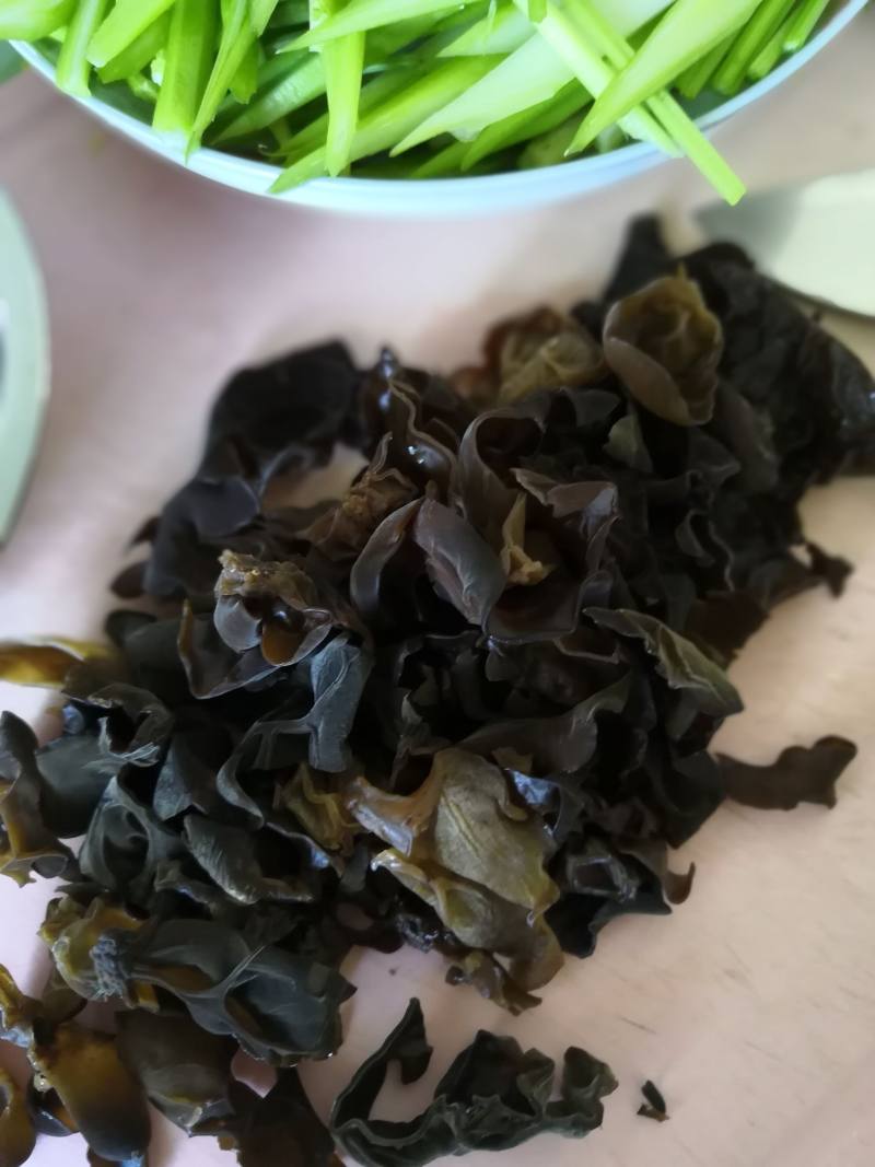 家常菜～豆干鸡蛋干炒芹菜的做法步骤：6