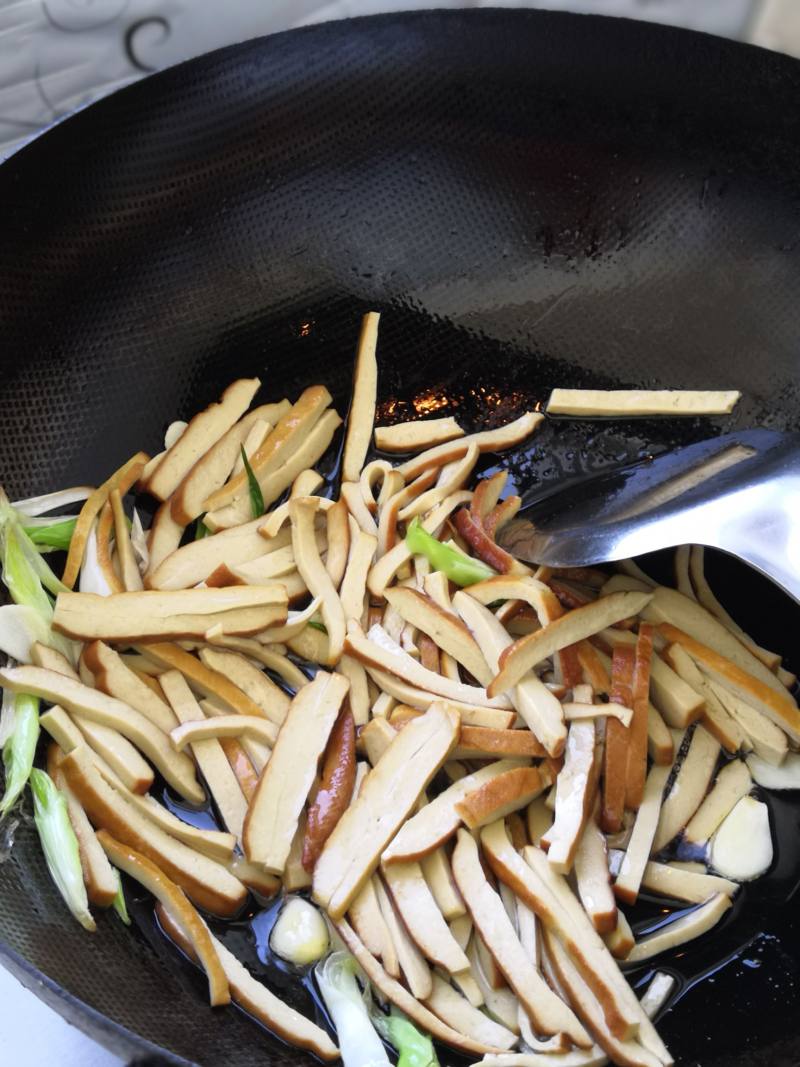 家常菜～豆干鸡蛋干炒芹菜的做法步骤：9