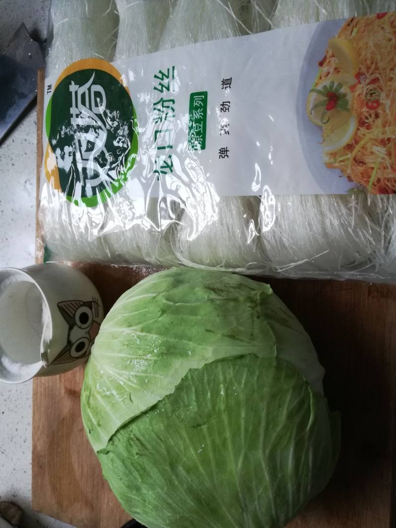 包菜炒肉丝粉丝的做法步骤：2