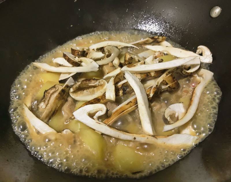 土豆松茸炒鸡腿肉的做法步骤：9