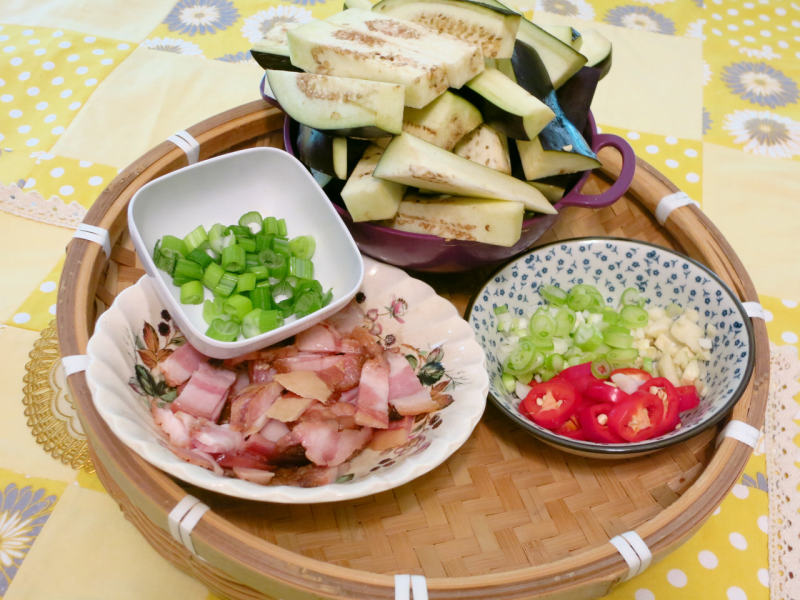 咸肉烧茄子--下饭菜的做法步骤：1