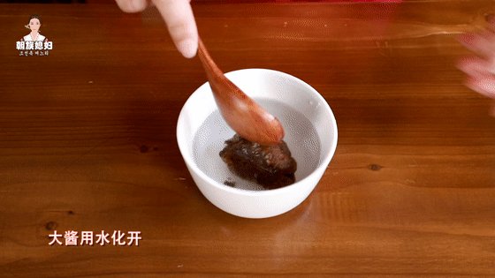 一直都吃煎牛肉，今儿换个口味：煎猪肉，香而不腻的做法步骤：4