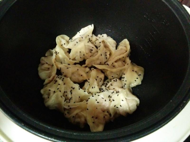 电饭锅版煎饺的做法步骤：9