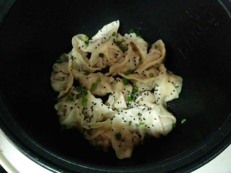 电饭锅版煎饺的做法步骤：10