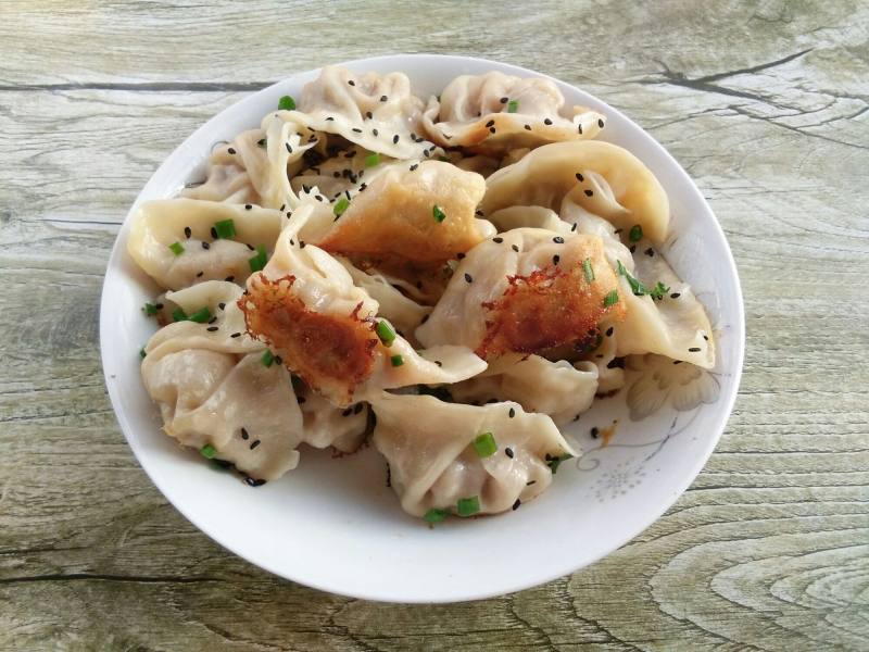 电饭锅版煎饺的做法步骤：11