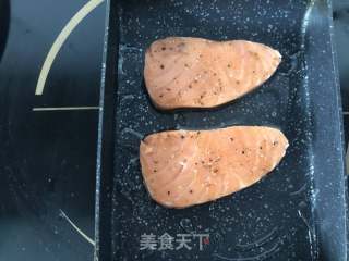 香煎三文鱼配土豆泥的做法步骤：4