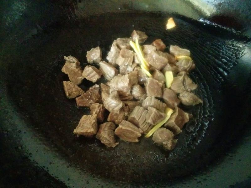 土豆焖牛肉的做法步骤：7