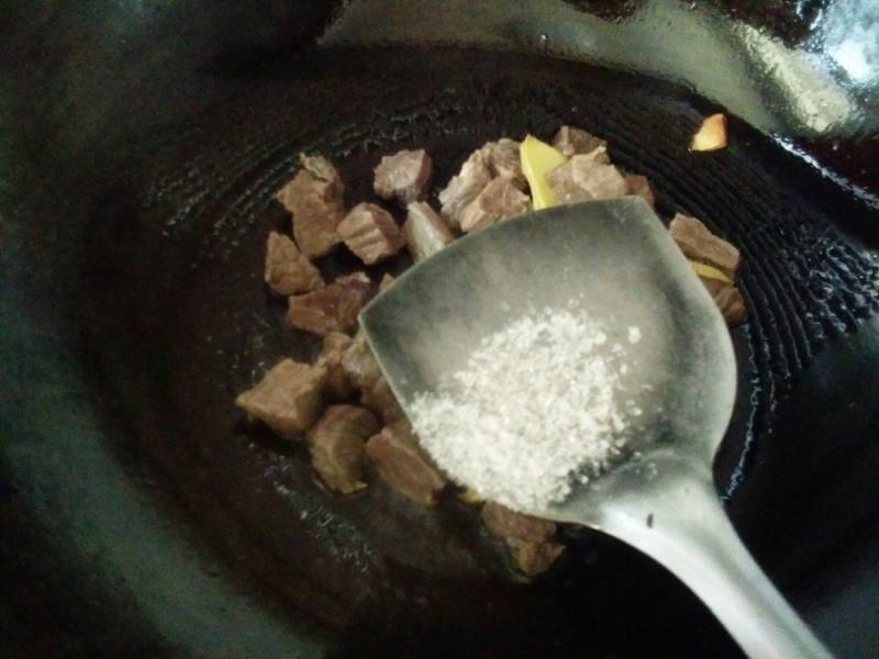 土豆焖牛肉的做法步骤：8