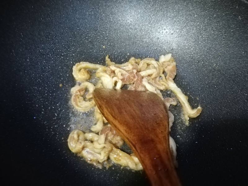 韭菜豆芽爆肉丝的做法步骤：4