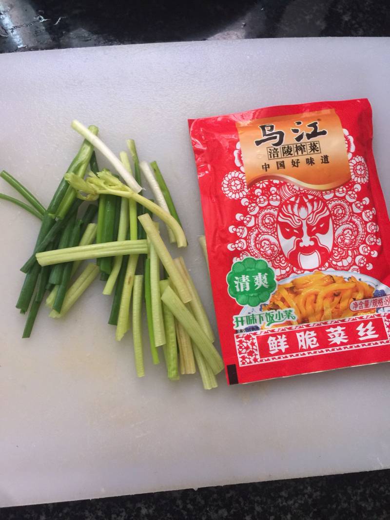 榨菜炒肉饼的做法步骤：2