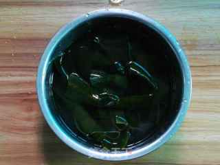 苹果海带排骨汤的做法步骤：2