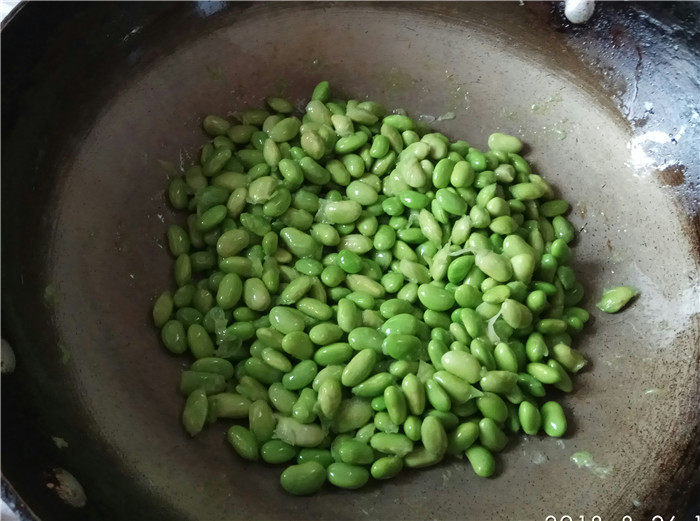 【下饭菜】酸菜炒毛豆的做法步骤：3