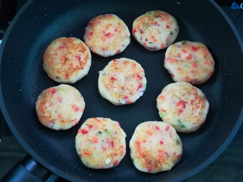 酸菜土豆煎饼的做法步骤：9