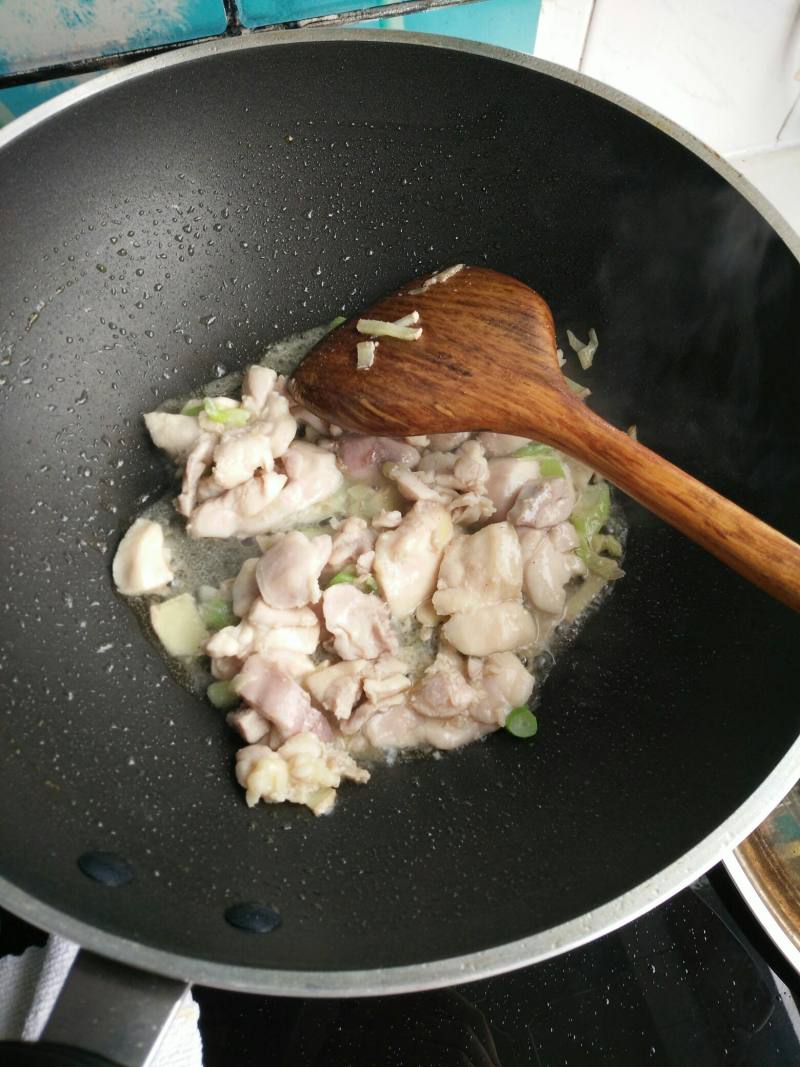 鸡腿肉炒彩椒黄瓜片的做法步骤：7